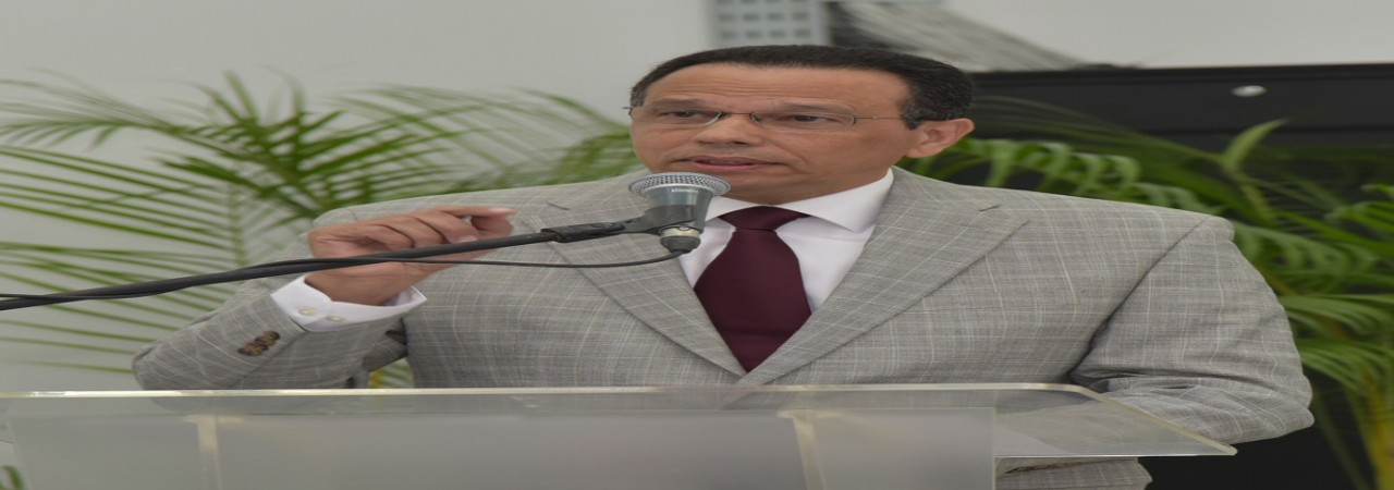  imagen Ministro de educaci&oacute;n Antonio Pe&ntilde;a Mirabal habla a los presentes. 