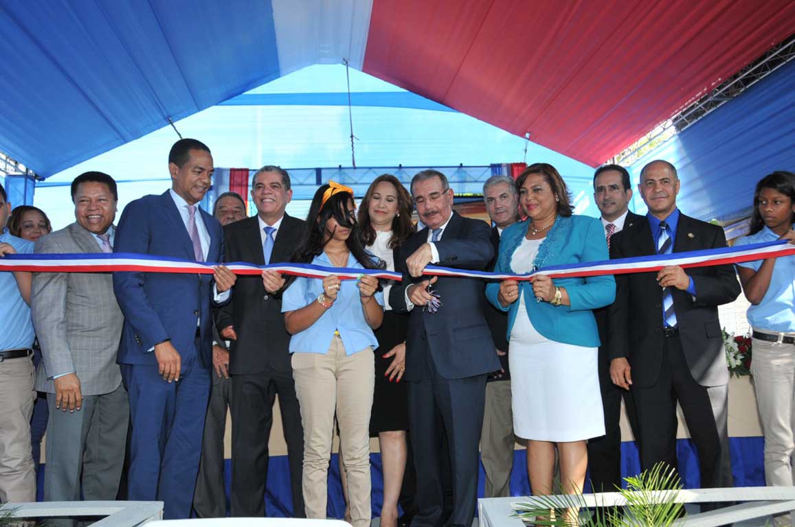  imagen Presidente Medina entrega dos escuelas de básica y una estancia infantil en Santiago 