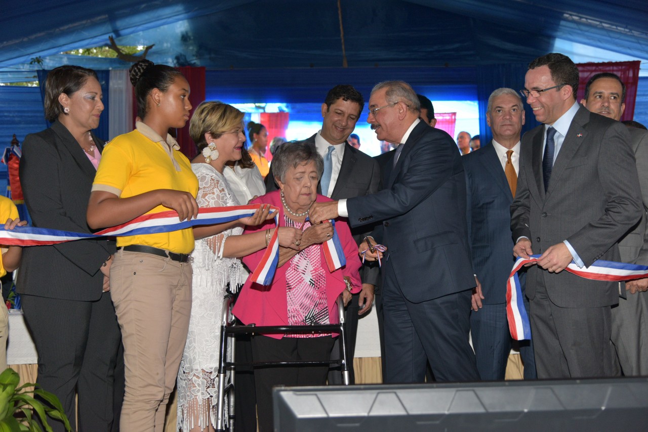  imagen Presidente Danilo Medina junto a Ministros Andr&eacute;s Navarro, Gonzalo Castillo y dem&aacute;s autoridades educativas de pie cortando cinta en acto de entrega de tres centros educativos en Santiago 
