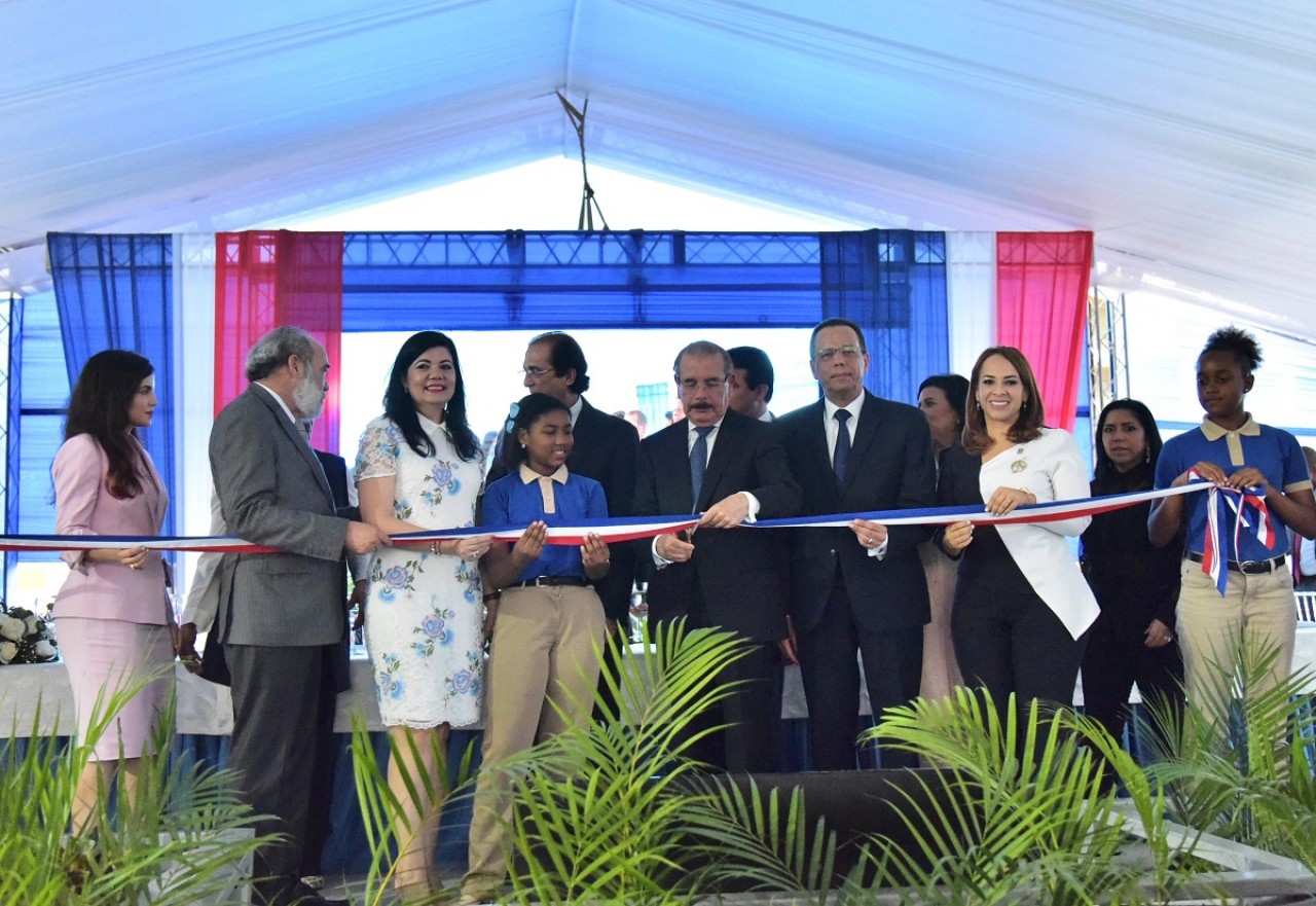  imagen Presidente Medina corta la cinta inaugural junto al Ministro Pe&ntilde;a Mirabal 