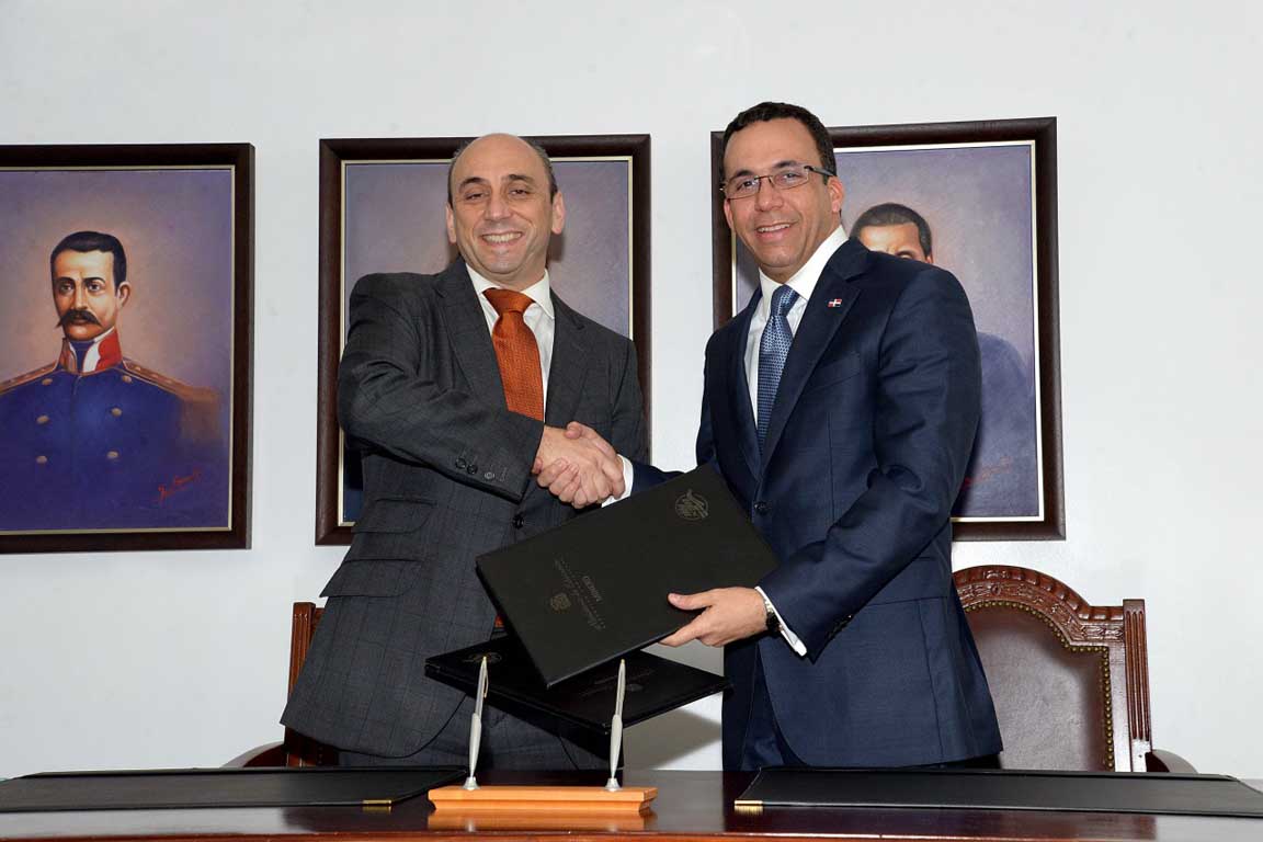  imagen Ministro Andr&eacute;s Navarro y el coordinador Lorenzo Jim&eacute;nez de Luis, sonrientes extrechan sus manos. 