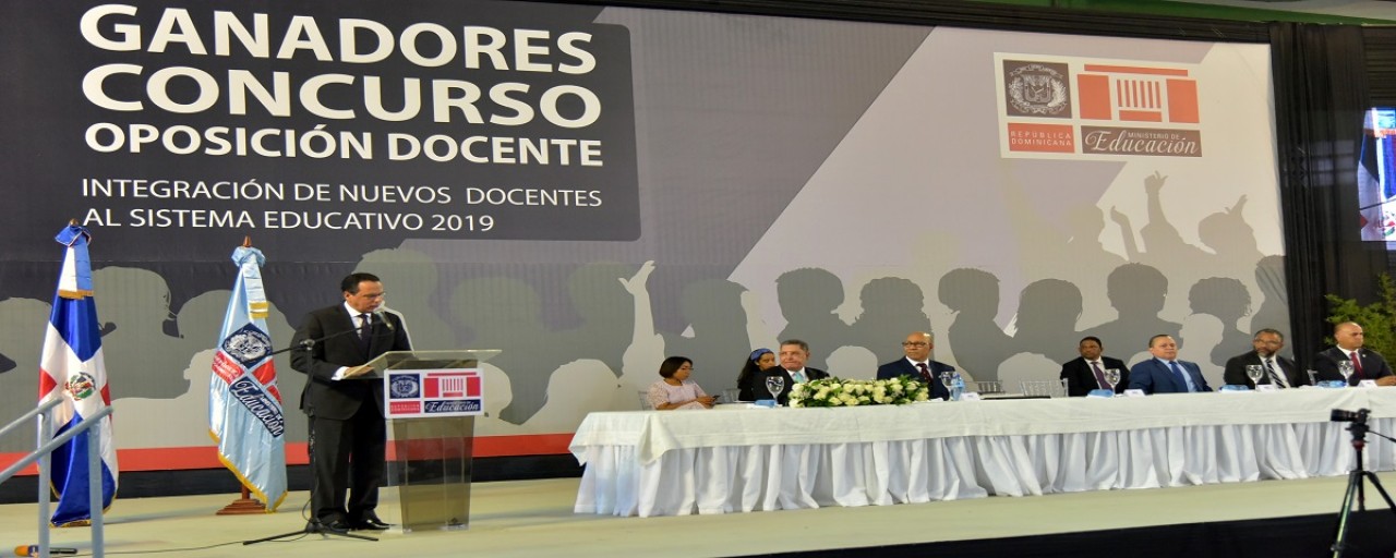 imagen Ministro de educaci&oacute;n Antonio Pe&ntilde;a Mirabal durante el acto de reconocimiento. 