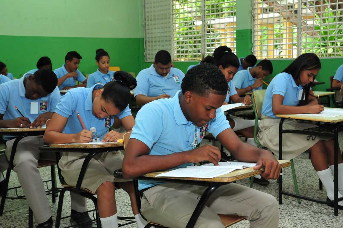  imagen Estudiantes en el aula tomando prueba. 