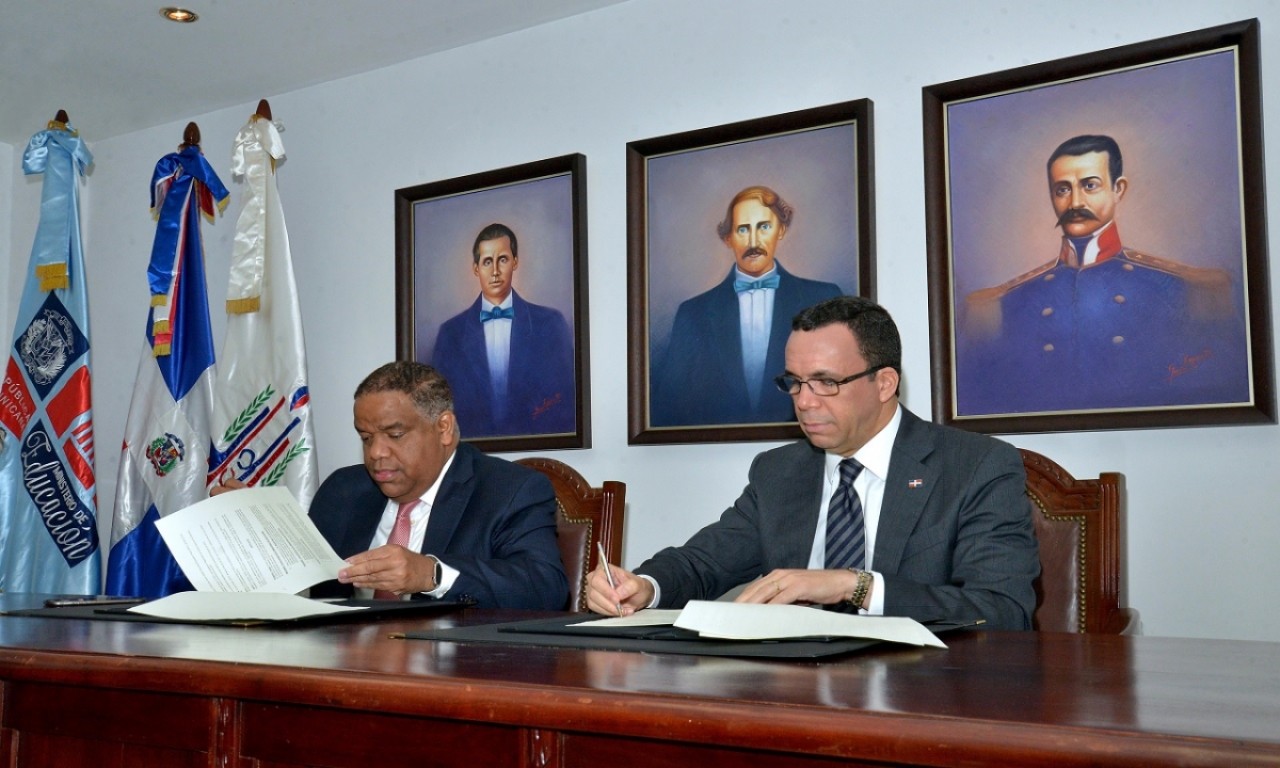  imagen Ministro de Educaci&oacute;n Andr&eacute;s Navarro junto al ministro de Deporte Danilo D&iacute;az&nbsp;firman acuerdo para el fomento y desarrollo del deporte en las escuelas 