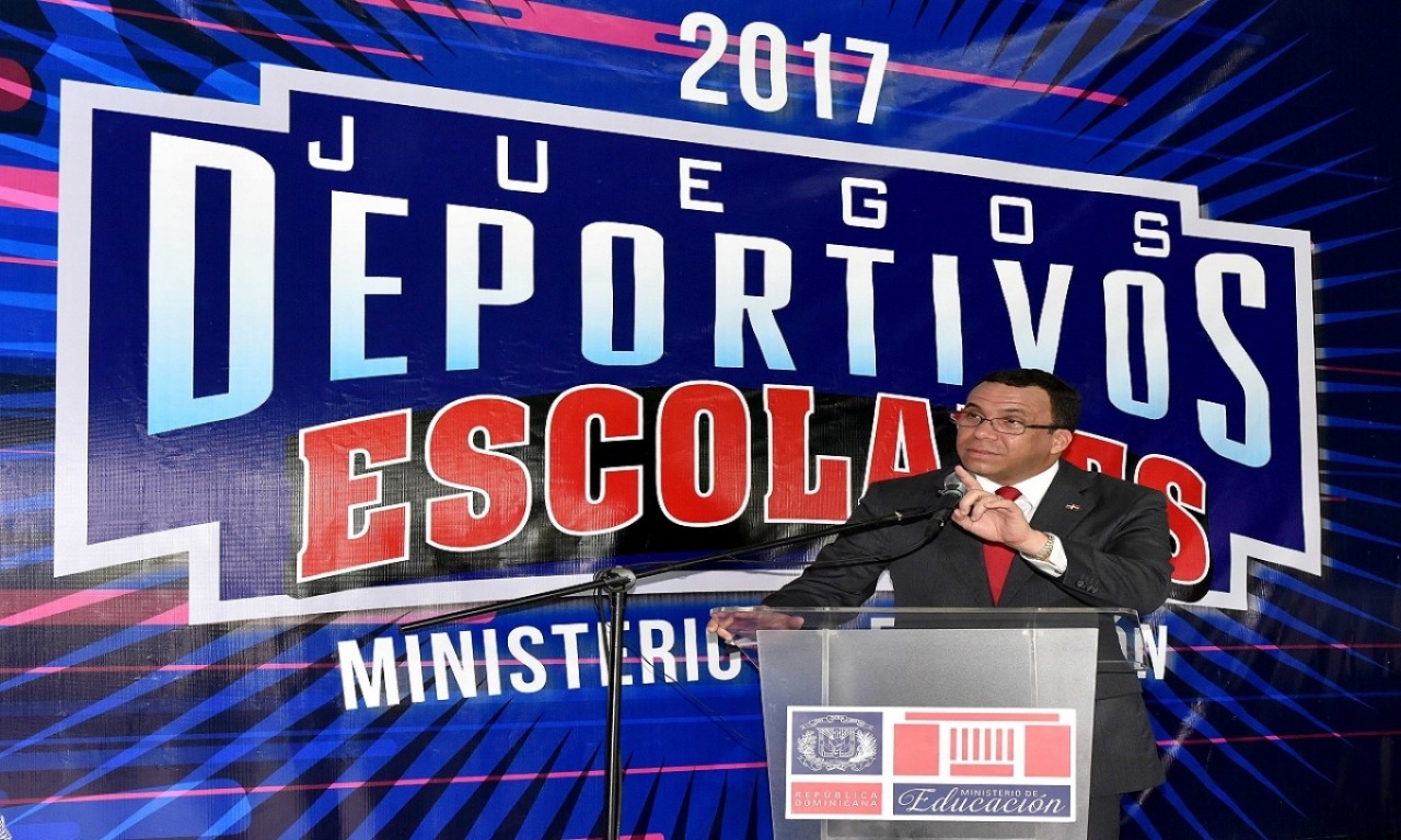  imagen Ministro de Educaci&oacute;n Andr&eacute;s Navarro&nbsp;mientras ofrece detalles del evento en el encuentro.
&nbsp; 