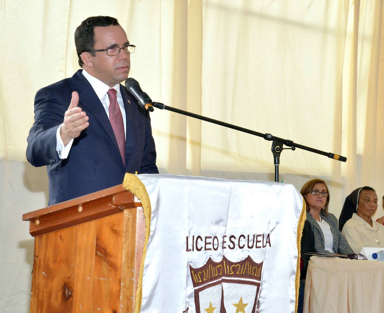  imagen Ministro Andr&eacute;s Navarro en podium llama a reinicio de clases. 