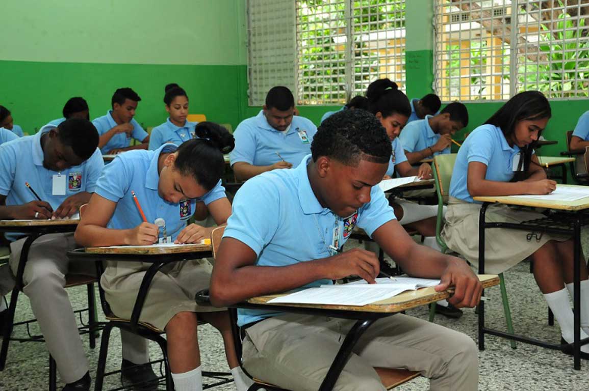  imagen Estudiantes en el aula durante la prueba. 