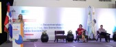  imagen Ancell Scheker dando una charla. 