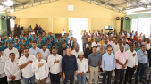  imagen Autoridades y estudiantes presentes durante inauguración, de pie cantan himno nacional dominicano. 
