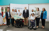  imagen Ministro de Educación, Luis Miguel De Camps, el presidente de la Junta Directiva Nacional de Rehabilitación, Celso Marranzini y Onéximo González, director de Trae juntos en el acto de entrega de autobús  