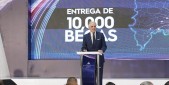  imagen Ministro de educaci&oacute;n junto a estudiantes en el acto de entrega de 10,000 becas para la excelencia. 
