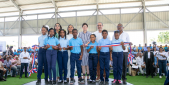  imagen Vicepresidenta de la Rep&uacute;blica, Raquel Pe&ntilde;a, junto a estudiantes en la inauguraci&oacute;n del techado de la cancha de la Escuela Javier Antonio Castillo P&eacute;rez, en la comunidad de Pueblo Viejo, Azua. 