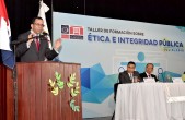  imagen Ministro Andrés Navarro de pie en podium dirigiéndose a cientos de directores de la Regional Cibao  