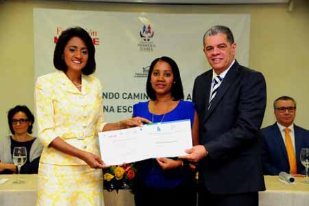  imagen Primera Dama y Ministro de Educación entregan certificados a docentes formadas en educación inclusiva 