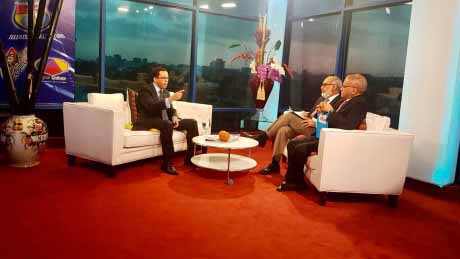  imagen Ministro Andr&eacute;s Navarro durante entrevista, sentado frente a Persio Maldonado y Geraldino Gonz&aacute;lez. 