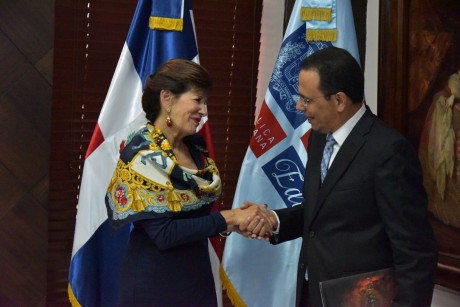  imagen Embajadora Bernstein saluda al Ministro pe&ntilde;a Mirabal 