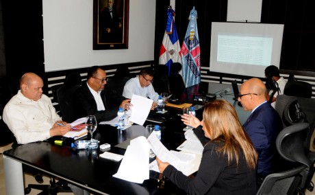  imagen Comisiones representantes del MINERD y la ADP se reunieron en el sal&oacute;n del antedespacho del ministro Pe&ntilde;a Mirabal, donde abordaron distintos temas de un borrador con propuestas definidas y bien debatidas; analizadas y consensuadas en la consecuci&oacute;n de un pacto nacional por &ldquo;m&aacute;s y mejor educaci&oacute;n p&uacute;blica para todos&rdquo;. 