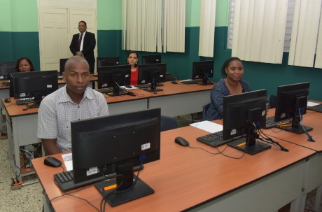  imagen Postulantes sentados frente a computador en espera de inicio de prueba. 