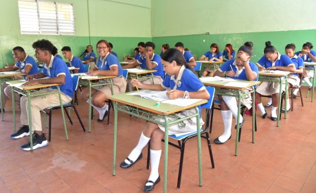  imagen Estudiantes se preparan para tomar pruebas nacionales en su tercera convocatoria. 