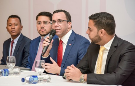  imagen Ministro Andr&eacute;s Navarro sentado hablando con microfono en mano junto a comisiones del Modelo de Naciones Unidas del Ministerio de Educaci&oacute;n 