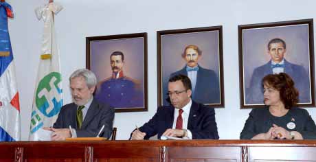  imagen En el centro de la mesa directiva Ministro Andr&eacute;s Navarro firma documentaci&oacute;n, a su derecha el se&ntilde;or Paulo Speller y a su izquierda la se&ntilde;ora Yokasta Guzm&aacute;n. 