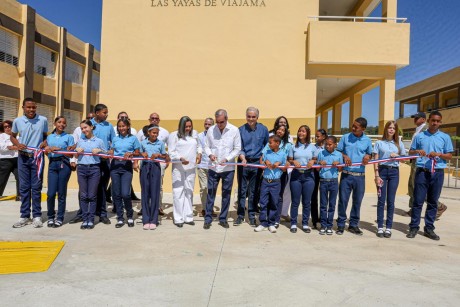  imagen Presidente Luis Abinader, ministro De Camps junto a otras autoridades y estudiantes, corta cinta en acto de inauguraci&oacute;n. 
