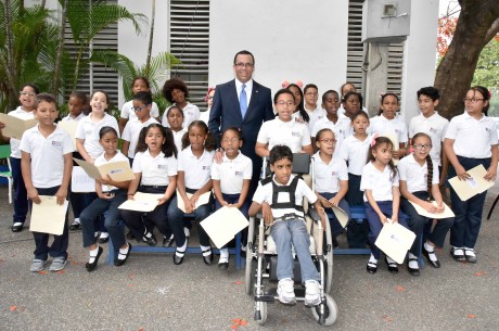  imagen Ministro Andr&eacute;s Navarro junto a estudiantes de 15 centros educativos cristianos&nbsp; 