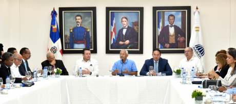  imagen Ministro de Educación,  Ángel Hernández  reunido con representantes de la Asociación Dominicana de Universidades  (ADOU) y Asociación Dominicana de Rectores de Universidades (ADRU). 