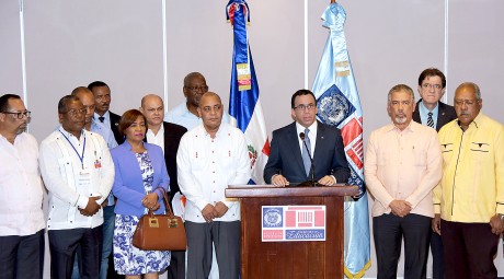  imagen Ministro Andr&eacute;s Navarro en podium acompa&ntilde;ado de consejo directivo para la evaluaci&oacute;n del desempe&ntilde;o docente. 