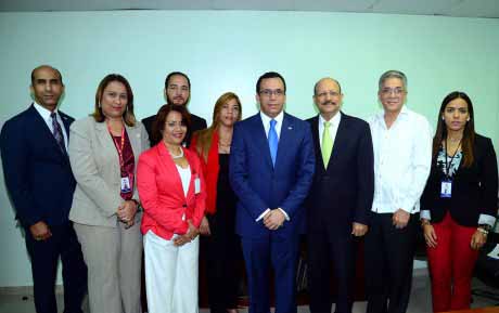  imagen Ministro Andr&eacute;s Navarro en compa&ntilde;&iacute;a de funcionarios del INABIE. 