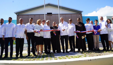  imagen Ptd. Luis Abinader junto a el ministro de Educación, Ángel Hernández y demás autoridades inauguran Escuela en San Cristóbal. 