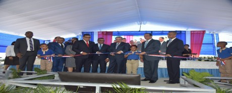  imagen Presidente Medina y ministro de educaci&oacute;n Antonio Pe&ntilde;a Mirabal cortan cinta durante acto de entrega 
