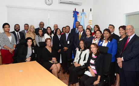  imagen Ministro de Educaci&oacute;n Andr&eacute;s Navarro, acompa&ntilde;ado de los representantes Direcci&oacute;n del INABIMA. 