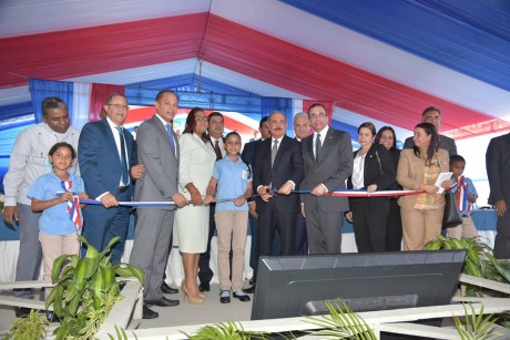  imagen Presidente Danilo Medina junto a Ministros And&eacute;s Navarro, Gonzalo Castillo y dem&aacute;s autoridades educativas cortando cinta dejando inaugurado cuatros nuevos centros en La Vega 