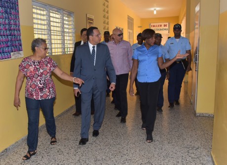  imagen Ministro de educaci&oacute;n junto a directora del Polit&eacute;cnico V&iacute;ctor Estrella Liz y otras personalidades, durante recorrido. 