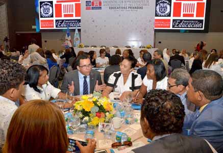  imagen Ministro Andr&eacute;s Navarro sentado a la mesa. Conversa con un grupo de representantes de centros educativos privados. 