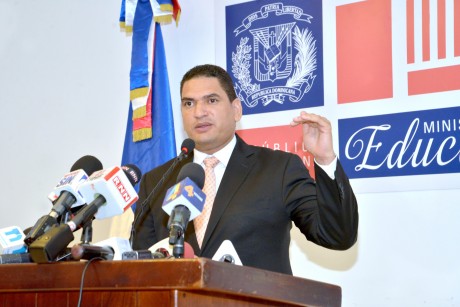  imagen Miguel Medina vocero del Ministerio de Educaci&oacute;n se dirige a la prensa. 