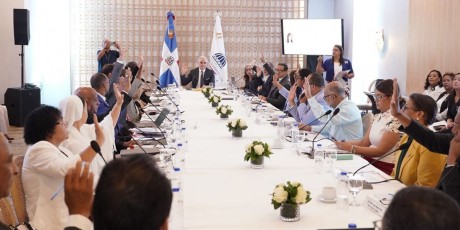 imagen Miembros del Consejo Nacional de Educaci&oacute;n (CNE) reunido con el ministro de educaci&oacute;n. 