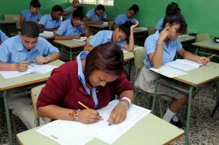  imagen Estudiantes de Tanda Extendida aprueban más y con mejores calificaciones las Pruebas Nacionales 