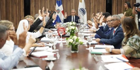  imagen Ministro sentado en el Sal&oacute;n Ercilia Pepin junto a entidades del Consejo Nacional de Educaci&oacute;n&nbsp; 