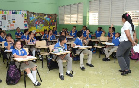  imagen Grupo de ni&ntilde;os en el aula de una escuela del Distrito Nacional en el segundo d&iacute;a de reinicio de clases. 