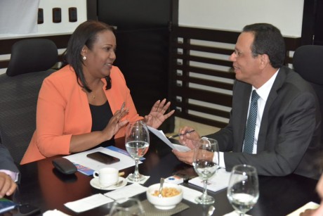 imagen Ministro de educaci&oacute;n sentando frente a presidenta de ADP Xiomara Guante, conversando. 