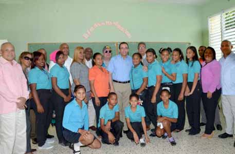  imagen Fotograf&iacute;a tomada a Ministro Andr&eacute;s Navarro acompa&ntilde;ado de alumnos y personal docente en una de sus visitas 