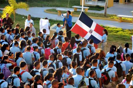  imagen Estudiantes cantan Himno Nacional. 