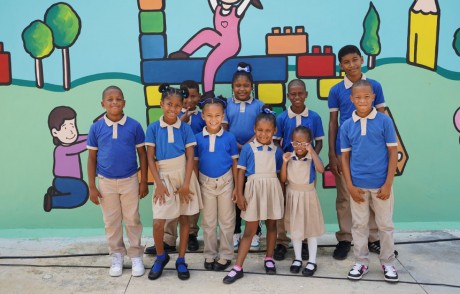  imagen Niños sonrientes en centro escolar. 