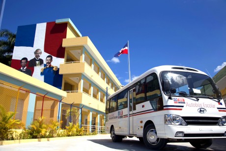  imagen Autob&uacute;s escolar parqueado en centro educativo&nbsp; 