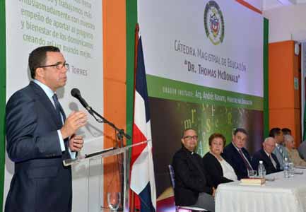  imagen Ministro Andr&eacute;s Navarro como orador en la Universidad Central del Este 