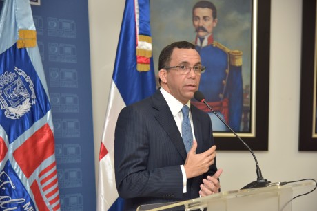  imagen Ministro Andr&eacute;s Navarro de pie en podium ofreciendo declaraciones sobre comunidad educativa de Villas Agr&iacute;colas&nbsp; 