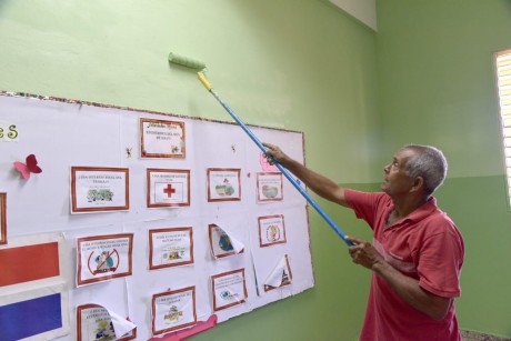  imagen Miembro de mantenimiento escolar pintando aula de centro educativo&nbsp; 