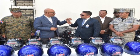  imagen Henry Santos hace la entrega de las motocicletas 